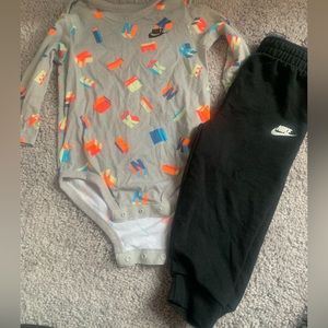 Gently used Nike set 18M. No stains